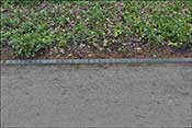 Une bordure d'all�e en fonte o� sont �crits les Droits de l'homme.
