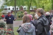 Svend se trouve de 'service' pour cette journ�e de Festival du rhododendron